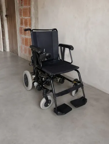 Cadeira de roda motorizada só pegar e andar toda em ordem 