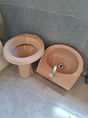 VASO SANITARIO E PIA DE BANHEIRO.