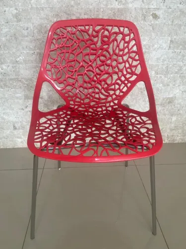 Cadeira de Design Vermelha com Encosto Vazado e Pés Cromados (Temos 05 un )