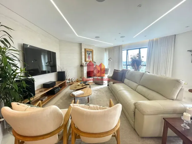 Residência suspensa: 222m², 4 dormitórios e 2 vagas de garagem, condomínio com bosque no E