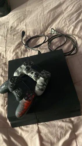 Ps4 + 2 controles + 4 jogos