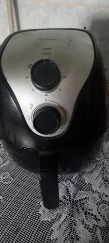 Fritadeira elétrica air fryer com controles analógicos duplos e painel para ajuste
