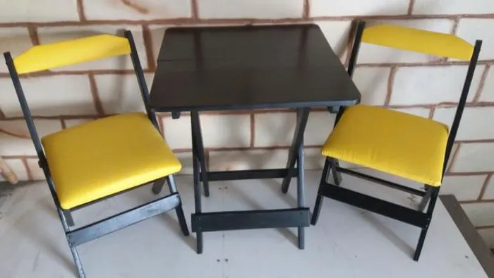 Mesa com cadeira dobrável estofada