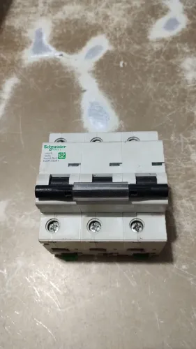 Disjuntor Schneider easy9 de 100a tripolar valor 200$
