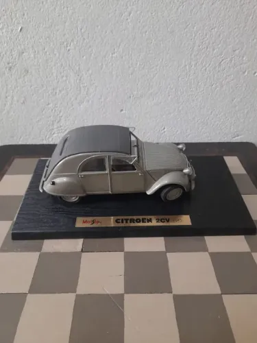 Miniatura de carro 1:18 Citroen 2 CV 1952 Maisto 