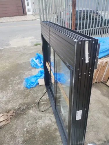 Janela integrada com veneziana preta 120x150 ogb