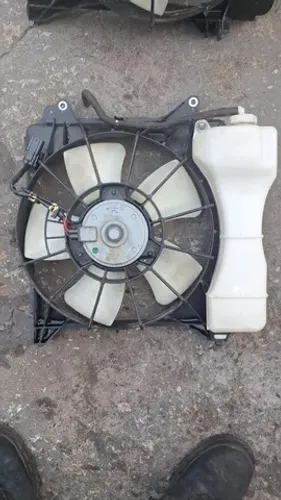 Ventoinha / Eletroventilador ar cond. Honda Fit 2009 a 2013 c/ Defletor e Reservatorio