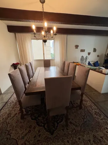 Mesa com 10 cadeiras