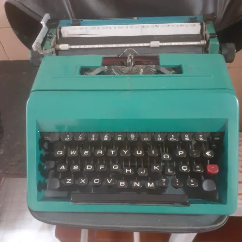 Máquina de escrever Olivetti México com bolsa...a tira colo