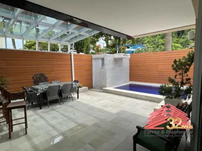 Casa a venda em condomínio de alto padrão no Guarujá, 315 m², 4 suítes, 4 vagas, piscina, 