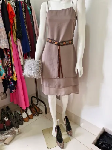 Vestido bege com cinto. Arrase no seu look!