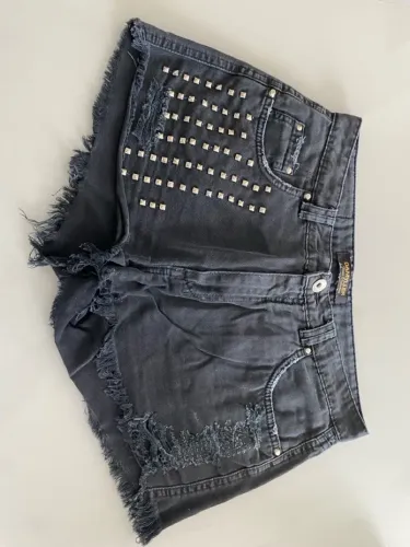 Shorts Jeans Destroyed com Detalhes em Strass
