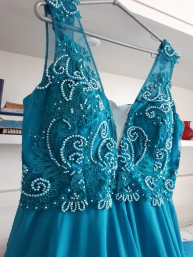 Vestido de renda azul turquesa com pedrarias