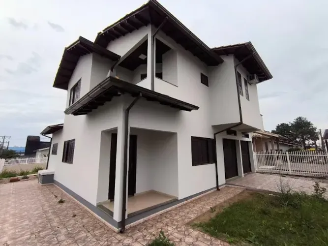 Casa grande 4 dorm 2 suítes escritório salão de festas 400m Nações Shopping em Criciúma