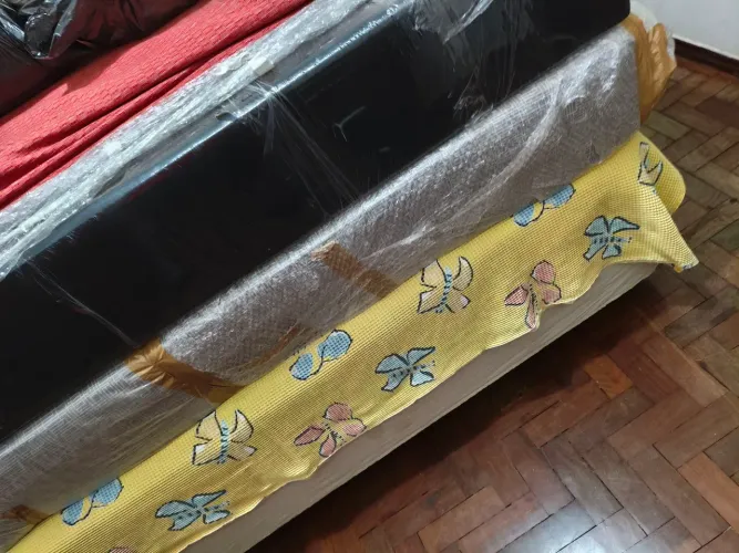Cama box casal colchão tamanho padrão Ortobom, pouquíssimo usada. (Colcha amarela na foto)
