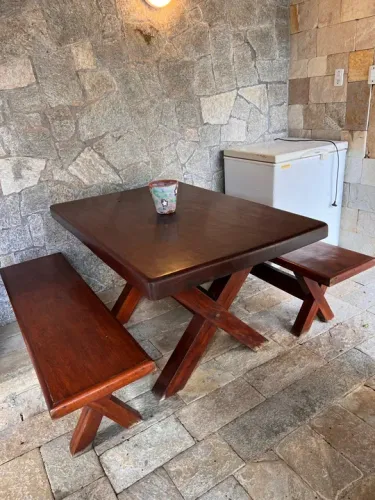Mesa em madeira maciça com dois bancos 