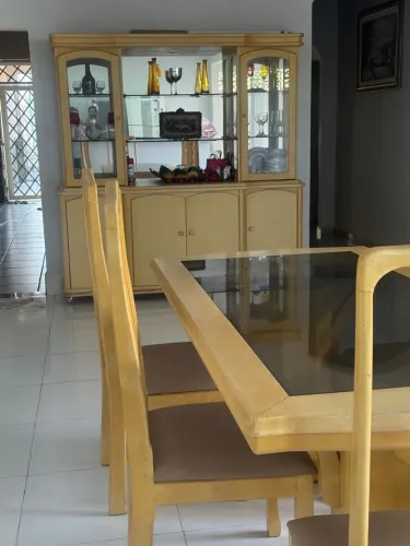 Mesa de Jantar de Madeira com Tampo de Vidro