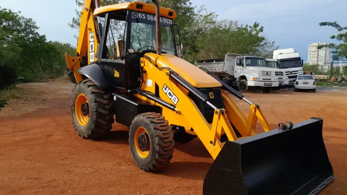 Trator  retro escavadeira jcb  traçada 