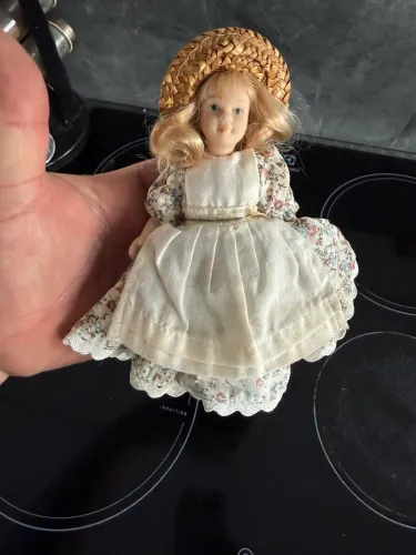 Boneca de pano e porcelana antiga