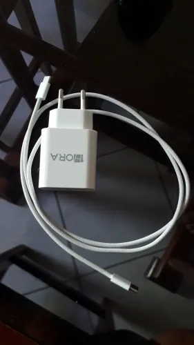 Carregador de Celular Branco com Cabo USB-C