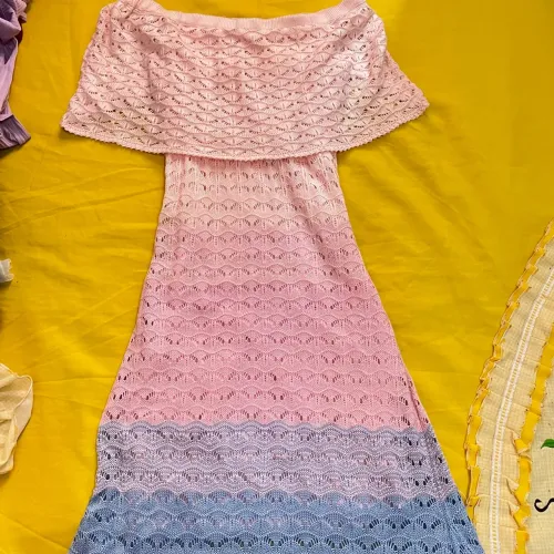 Vestido de crochê off-shoulder rosa e azul