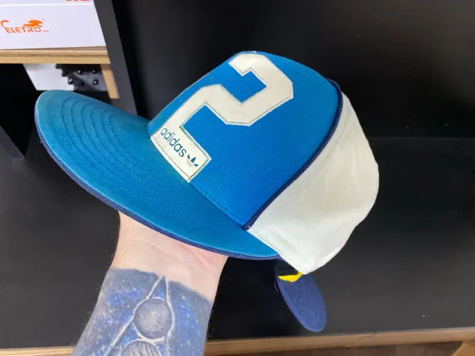 Boné Adidas Azul com Número 72