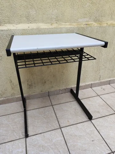 Mesa Pequena Retangular / Carteira Branco Conservada - Compacta e Resistente