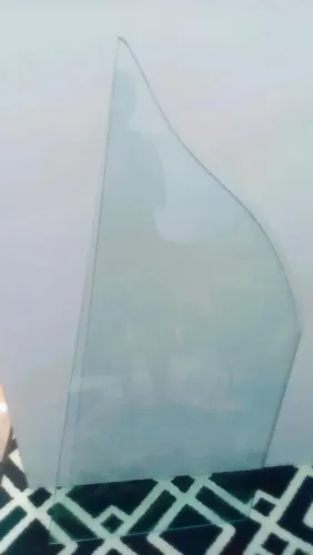 Duas prateleiras em vidro em ótimo estado.