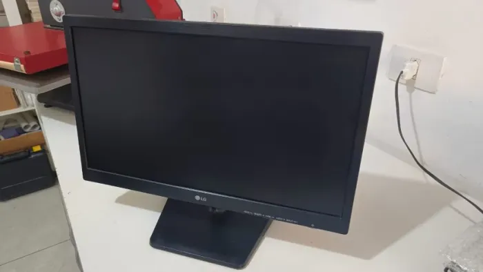 Monitor Flatron LG 20M37AA 20" Wide Base Fixa Resolução Tela: 1600 x 900 Pixels