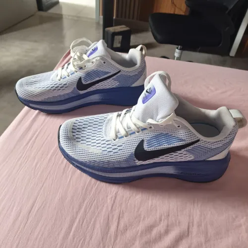 Vende-se tênis Nike Vomero 