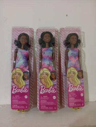 Barbie basic modelo 2020 negra