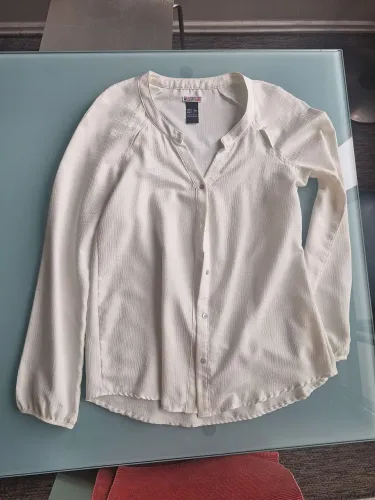 Camisa feminina branca com botões