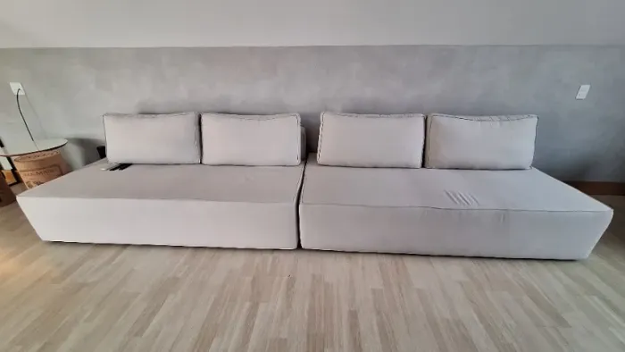 Sofá reto com encosto móvel