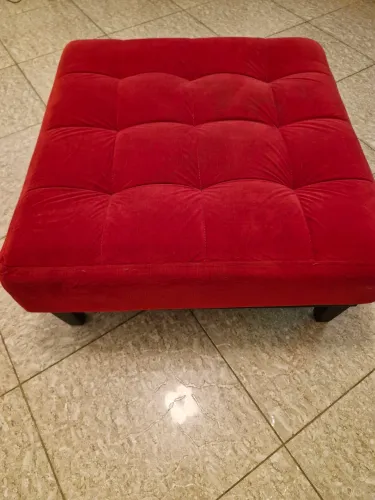 Puf almofadado em perfeito estado, 73 X 73 X 34 de altura tecido aveludado