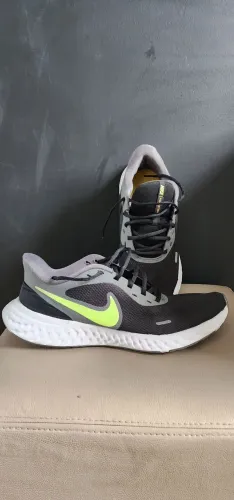 Tênis Nike Revolution 6 - Tamanho 42