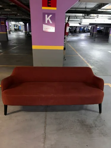 Sofa Vermelho em tecido bom estado 3 lugares