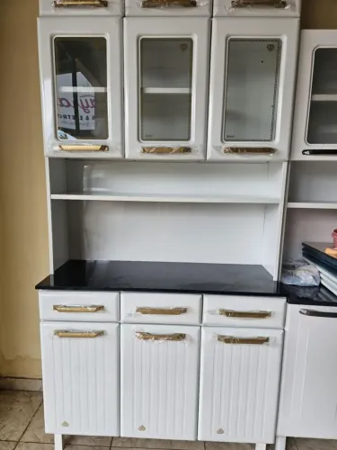 Armário de cozinha retrô branco com detalhes em dourado novo