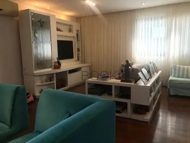 O condomínio residencial Cotovias, construído em 1988, é composto por uma única torre e 2
