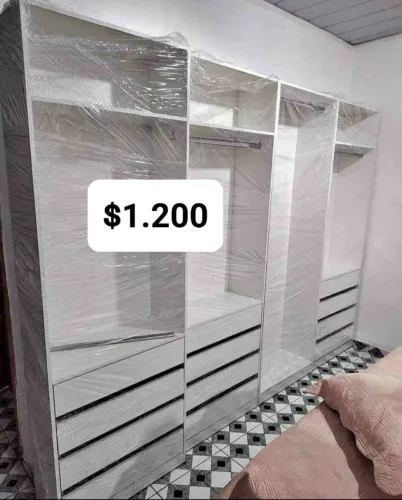 Closet com espaço para vestidos longos 