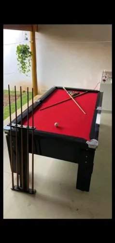 Mesa de sinuca profissional com acessórios