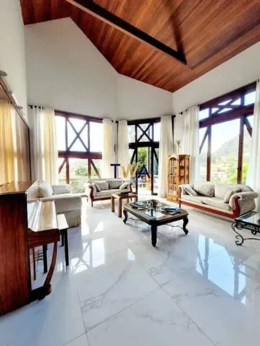 Casa Espaçosa com Acabamento em Madeira Rústica - Vista para Serra do Curral.