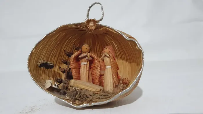 Decoração Mini presépio bola feito  palha de milho e folha da bananeira 