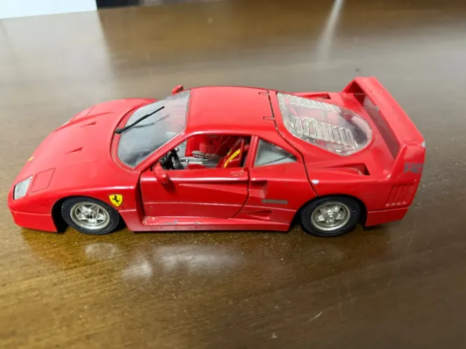 Antigo carrinho da Ferrari F40 de 1987