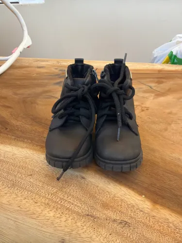 Bota infantil (24 preta e 23 nego)