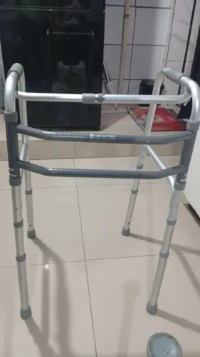 Venda-se andandor para adulto tomar banho e mas peça para colocar os pés e banco NOVO