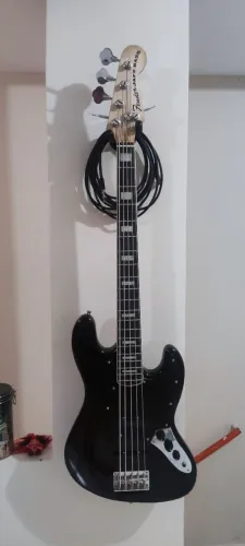 Baixo modelo jazz Bass 5 cordas destro