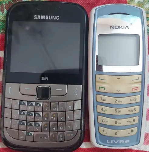 Combo de celulares vintage: Modelo Nokia 2115 (Tipo RH-89) e Samsung Chat 335 (GT-S3350).