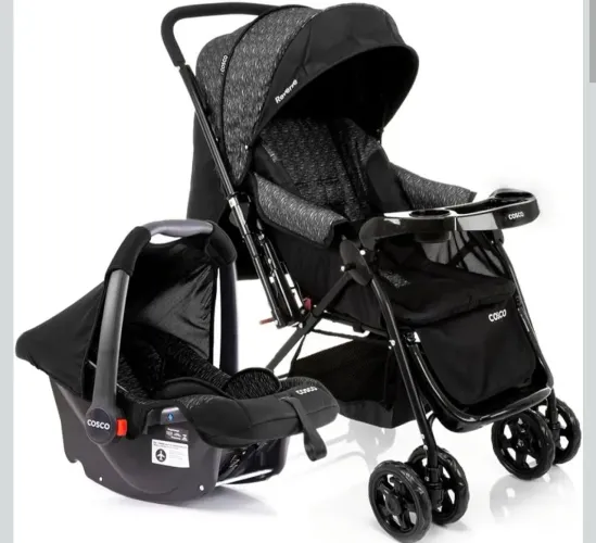 Carrinho de bebê com bebê conforto