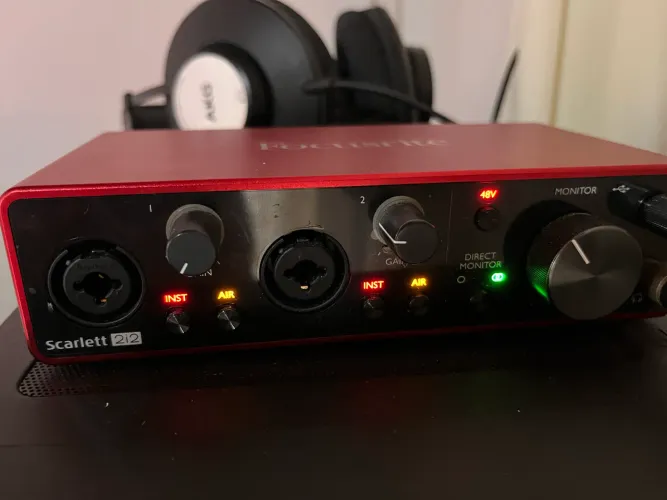 Interface de áudio focusrite 2i2