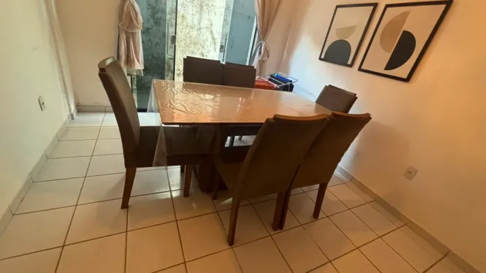 Vendo mesa 6 cadeiras. Para restauração.